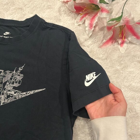 Nike - Seoul Cityscape Short Sleeved T-Shirt - M - Picture 3 of 8